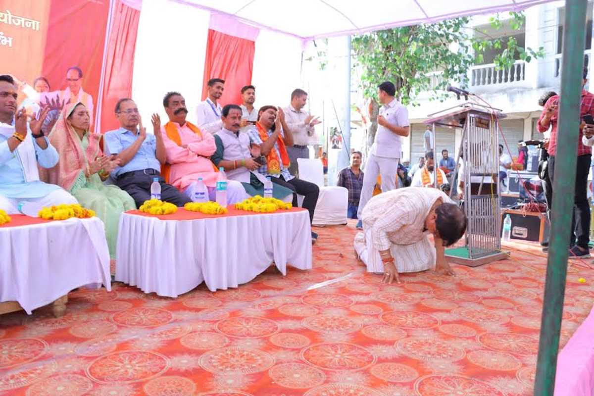 लाडली बहना, ऊर्जा मंत्री तोमर हजीरा चौराहा, सांसद शेजवलकर टाउन हॉल और बीज निगम के अध्यक्ष गोयल बाल भवन में आयोजित कार्यक्रम में हुए शामिल लाडली बहना, ऊर्जा मंत्री तोमर हजीरा चौराहा, सांसद शेजवलकर टाउन हॉल और बीज निगम के अध्यक्ष गोयल बाल भवन में आयोजित कार्यक्रम में हुए शामिल